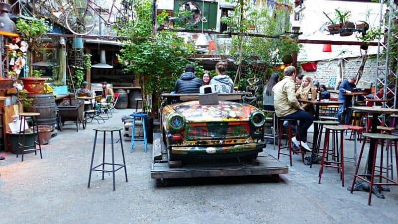 Szimpla kert ruin bar trabant