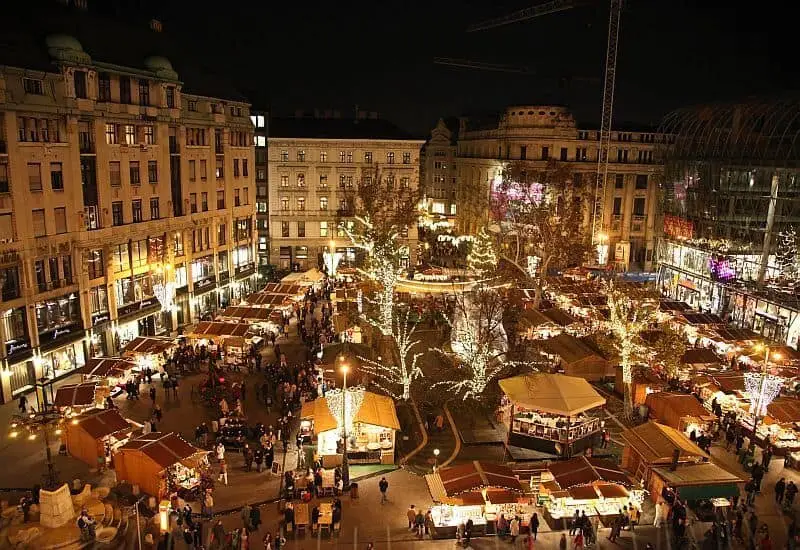 Winter market at Vörösmarty square