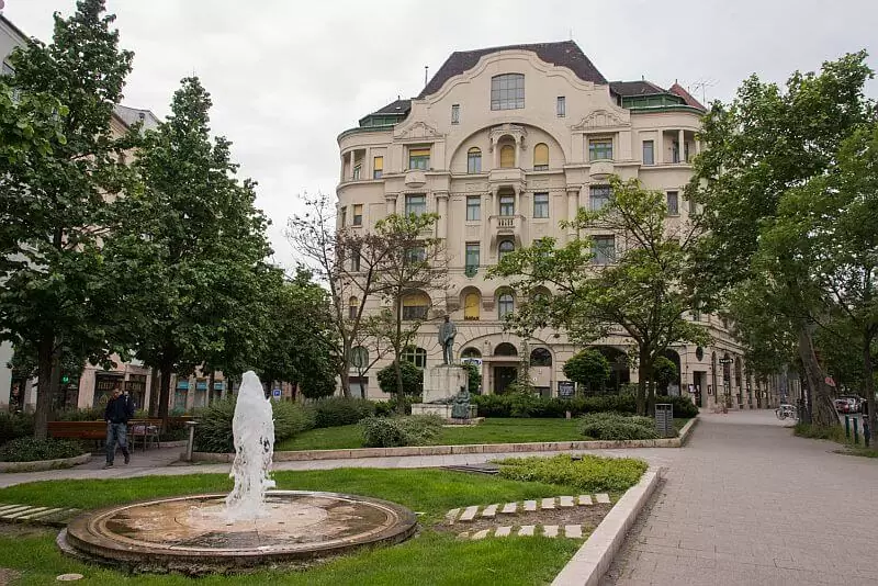 Gárdonyi tér at Bartók Béla Avenue